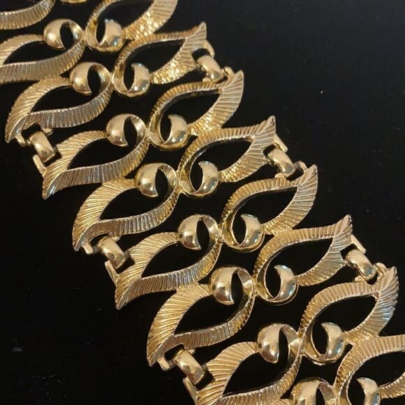 NWB Gold Overlay Leaf Bracelet  - Picture 7 of 7